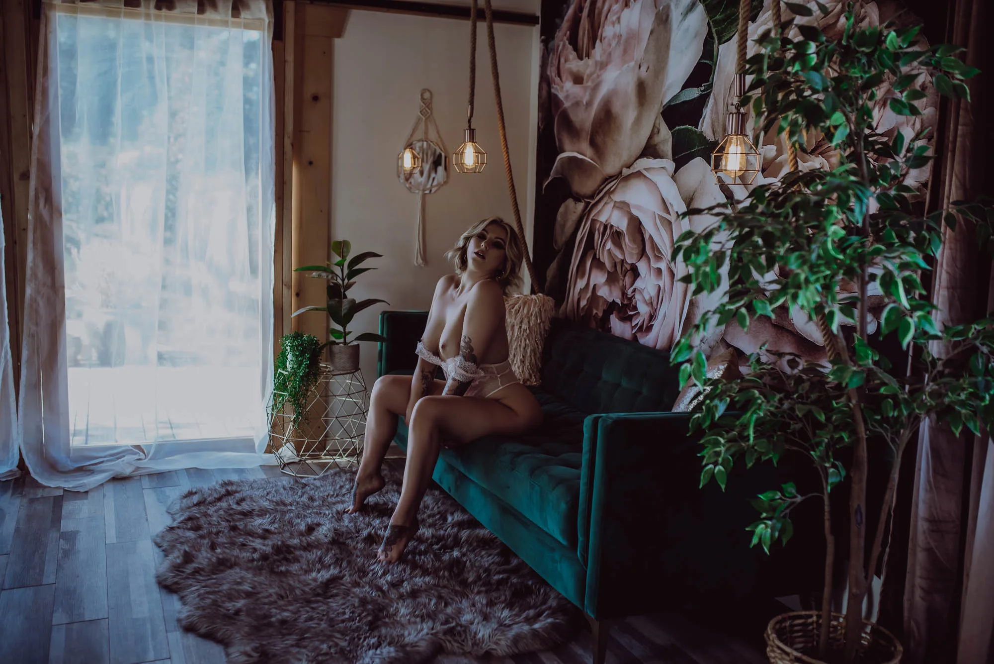 Behind the scenes of a boudoir photoshoot: what to expect on the day of your session with Melisa Ford Boudoir.
